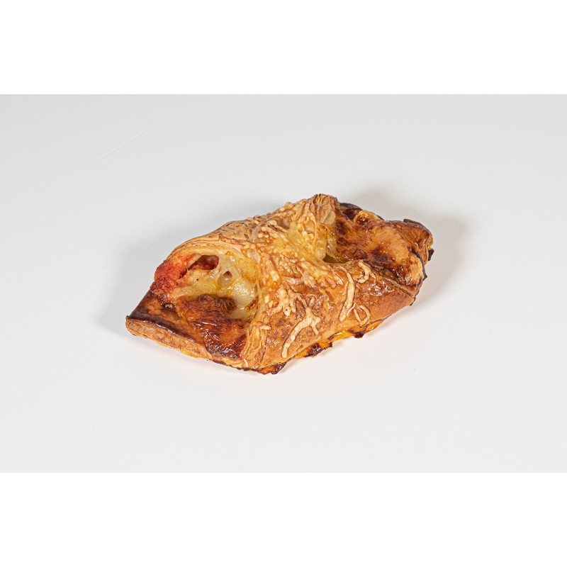 Croissant obert de pernil i formatge amb tomàquet