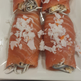 Rotllets de Salmó fumat amb cranc i gules