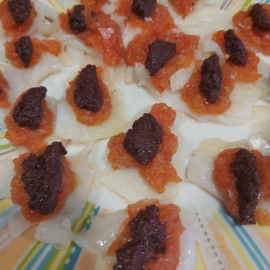 Carpaccio de bacallà amb oli i paté d'oliva negra