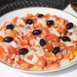 Esquena de bacallà amb pebrot, tomàquet, ceba i olives d'Aragó